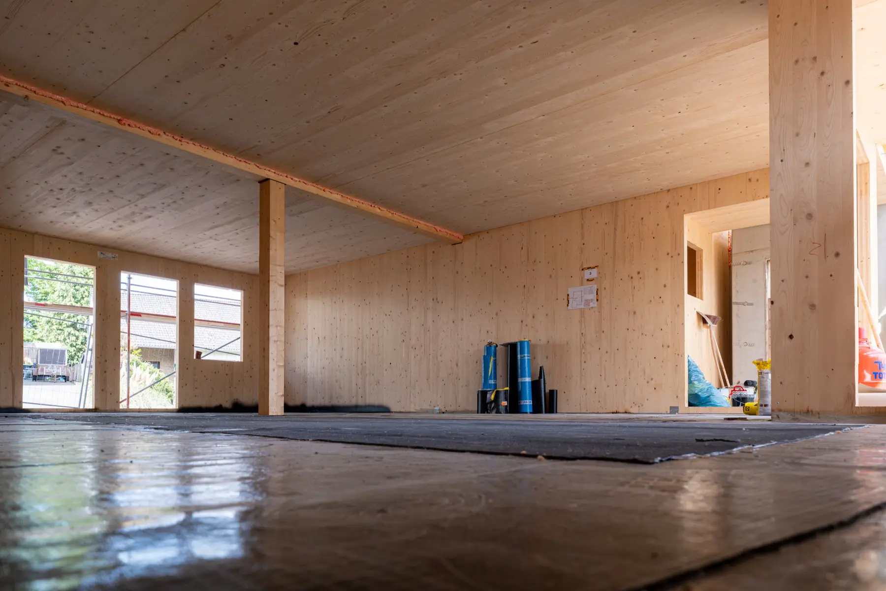Wohnraum in CLT mit Blick durch die Fenster auf die Nachbarschaft