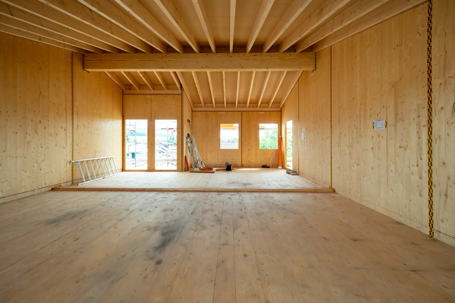 Detail einer luftdichten Verklebung an einer CLT-Wand im Holzbau