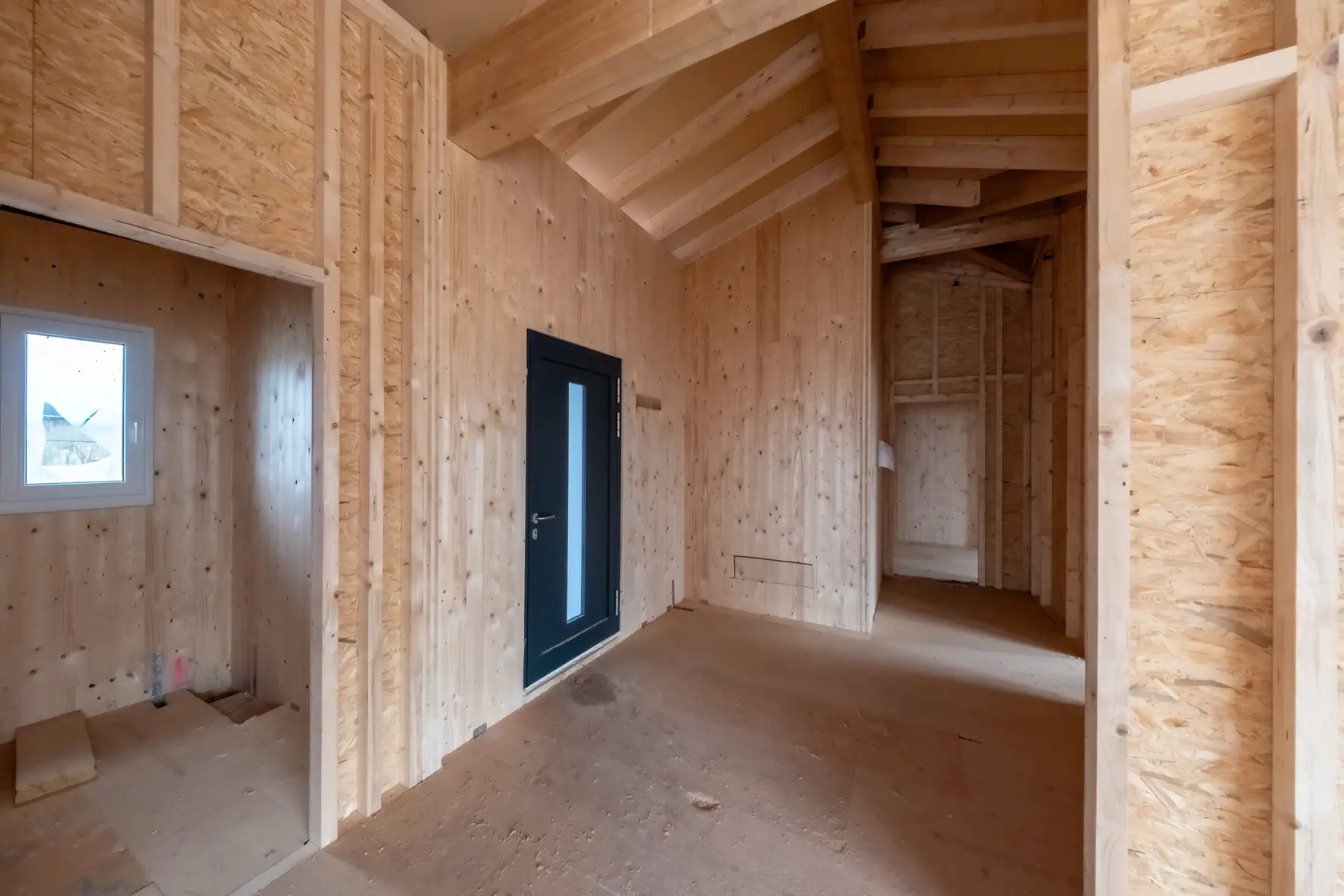 Wohnungseingang in Holzbauweise mit gedämmten Wänden