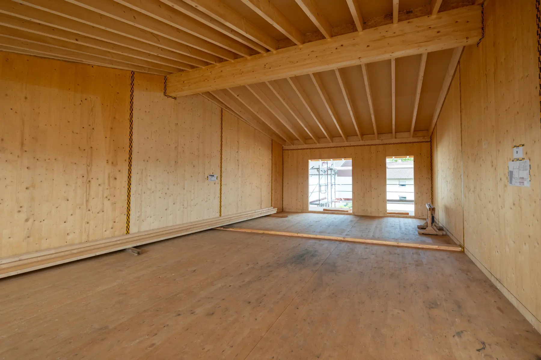 Wohnung in Massivholz – sichtbare CLT-Wände und Holzdecke im Rohbau, Wohnpark Matzenberg